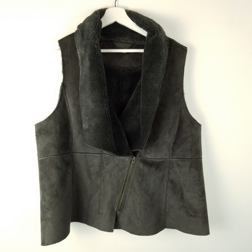 CUPIO Woman 1X Faux Suede & Faux Fur Lined Vest Angled Zipper closure